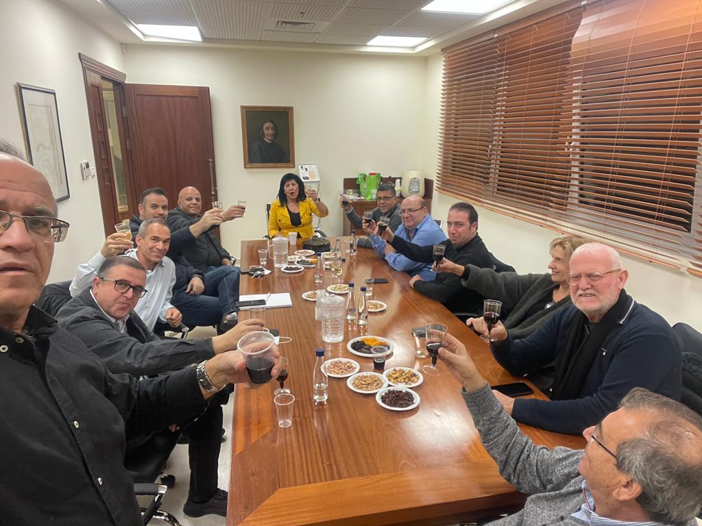 הרמת כוסית להצלחת המאבק על העברת המודיעין לנגב (צילום: פרטי / שימוש הוגן על פי סעיף 27 א')